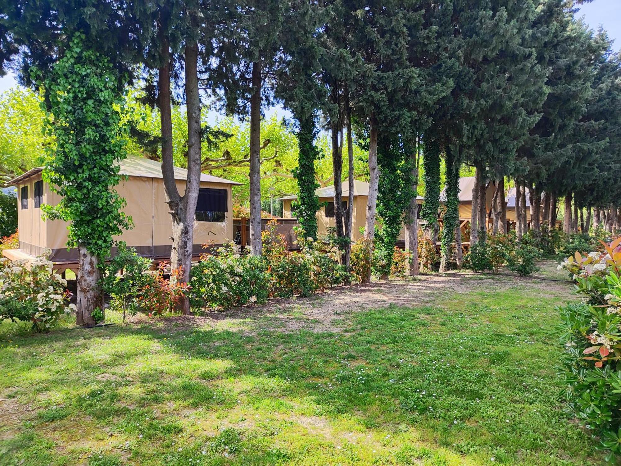 Camping Porte Des Alpilles By M.A Destination Glamping Saint-Étienne-du-Grès Bagian luar foto