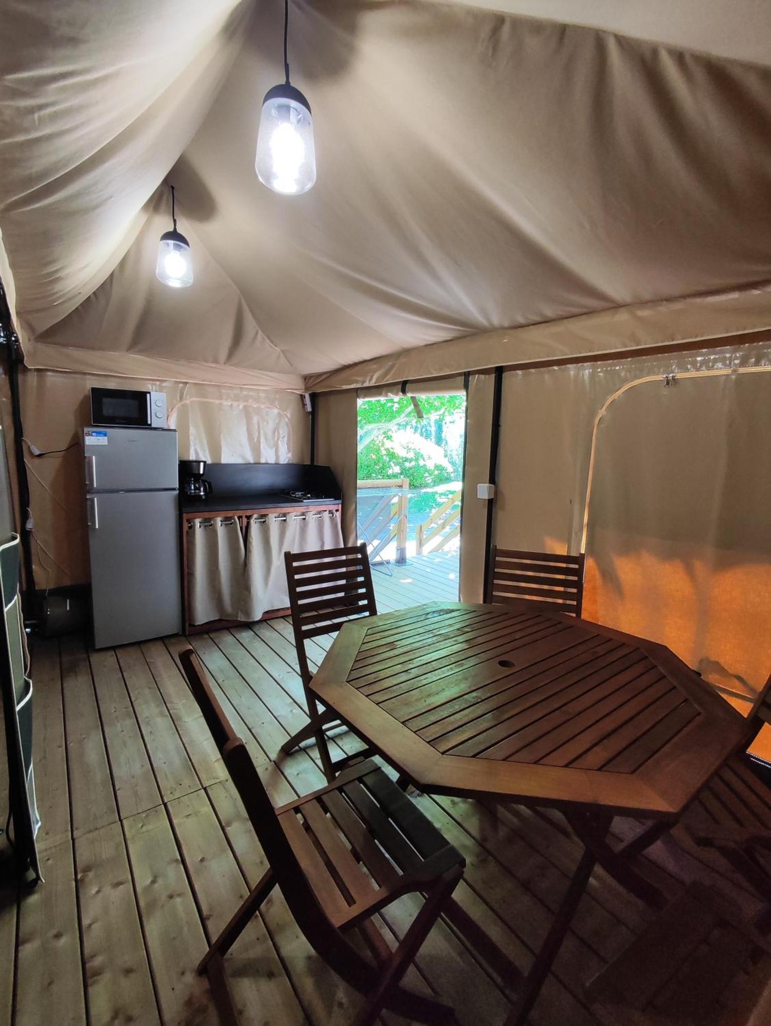 Camping Porte Des Alpilles By M.A Destination Glamping Saint-Étienne-du-Grès Bagian luar foto