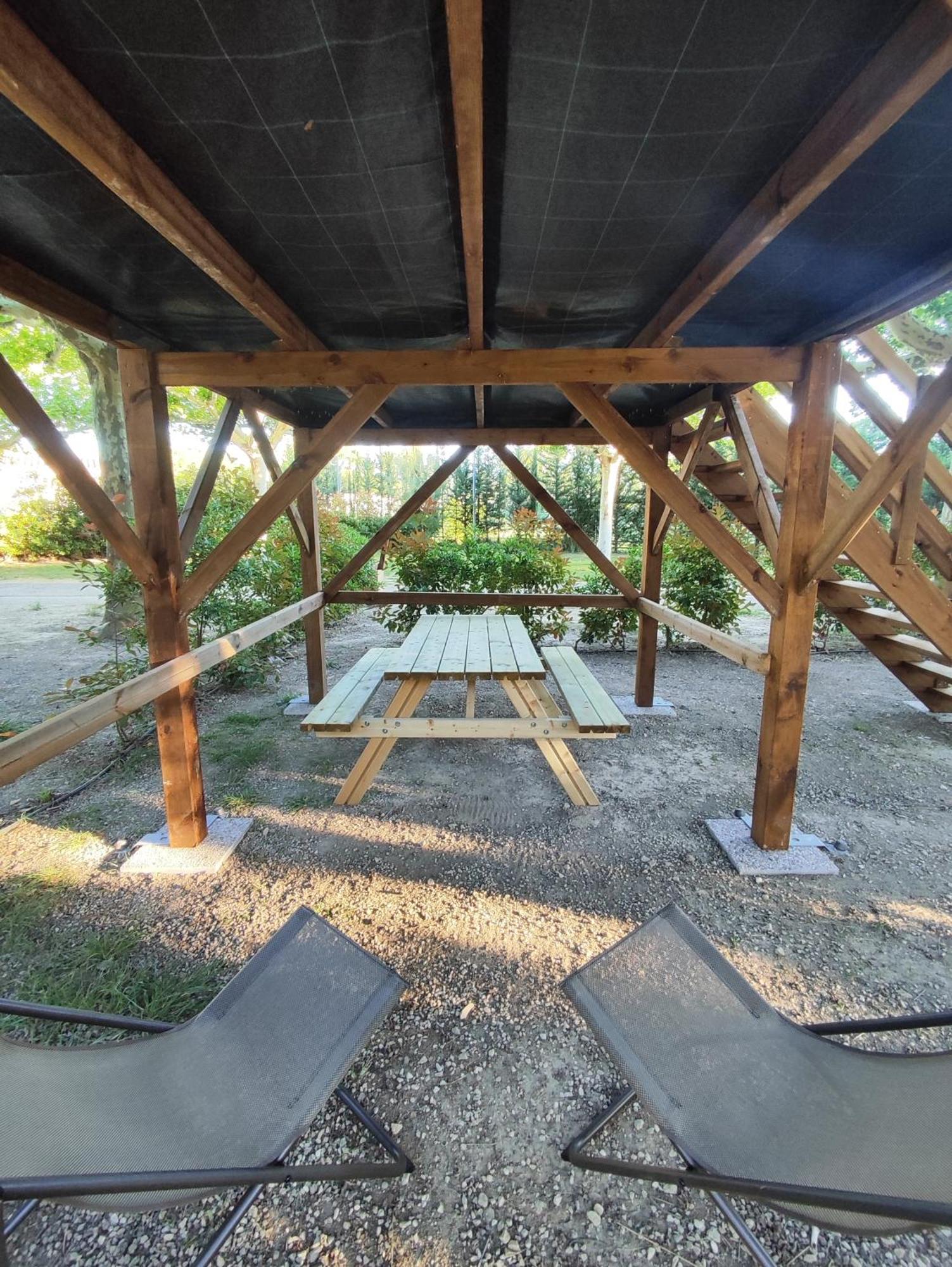 Camping Porte Des Alpilles By M.A Destination Glamping Saint-Étienne-du-Grès Bagian luar foto